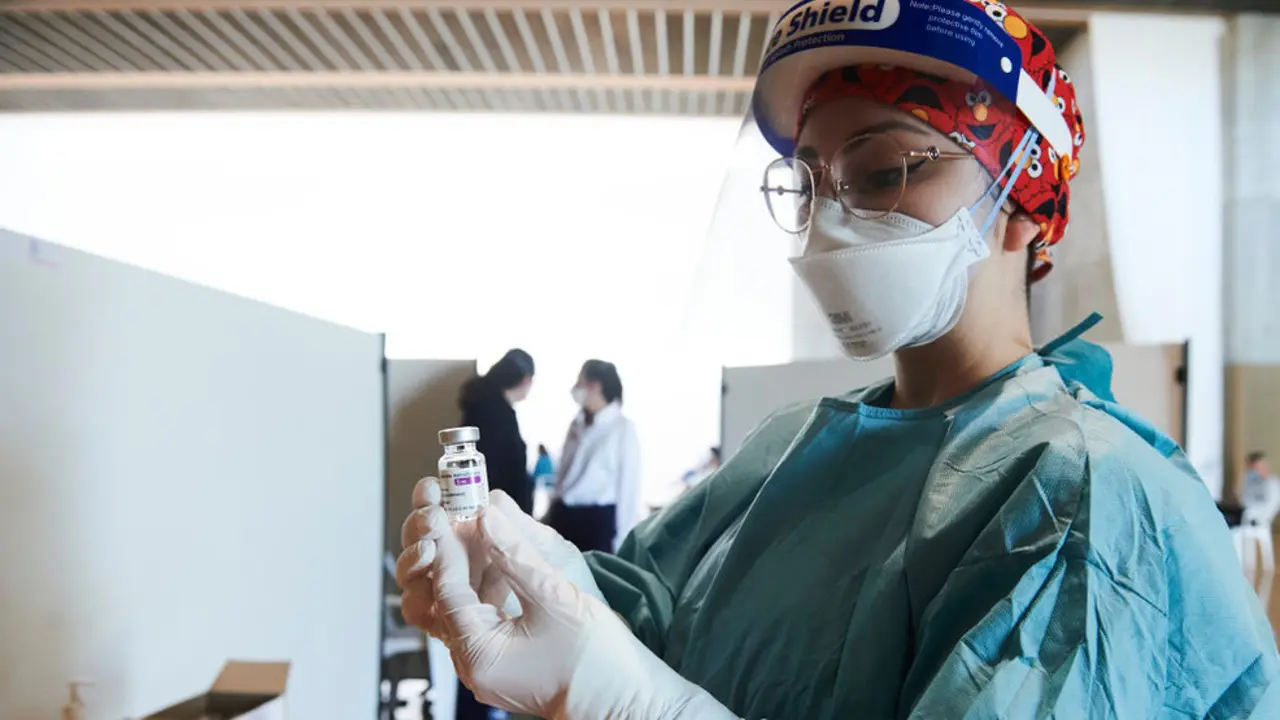 Una profesional sanitaria sostiene un vial con la vacuna de AstraZeneca en el Palacio de Exposiciones de Santander