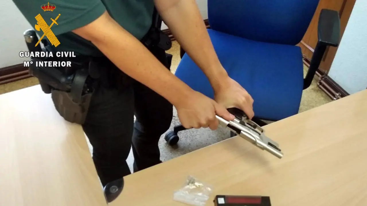 Pistola intervenida en la operación