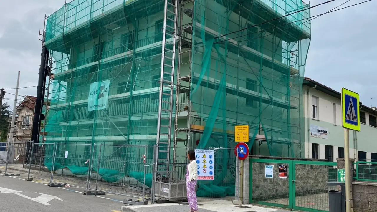 Marta Fernández-Teijeiro junto al colegio Pancho Cossío