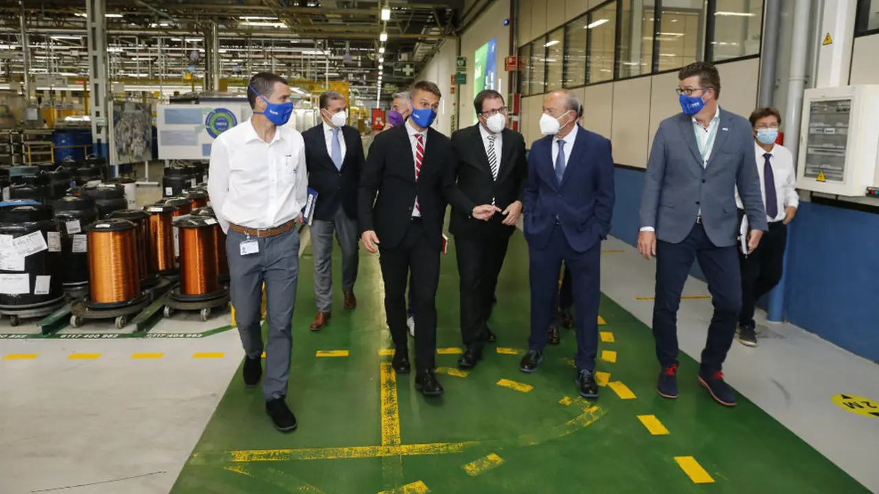 El consejero de Industria, Javier López Marcano, en SEG Automotive