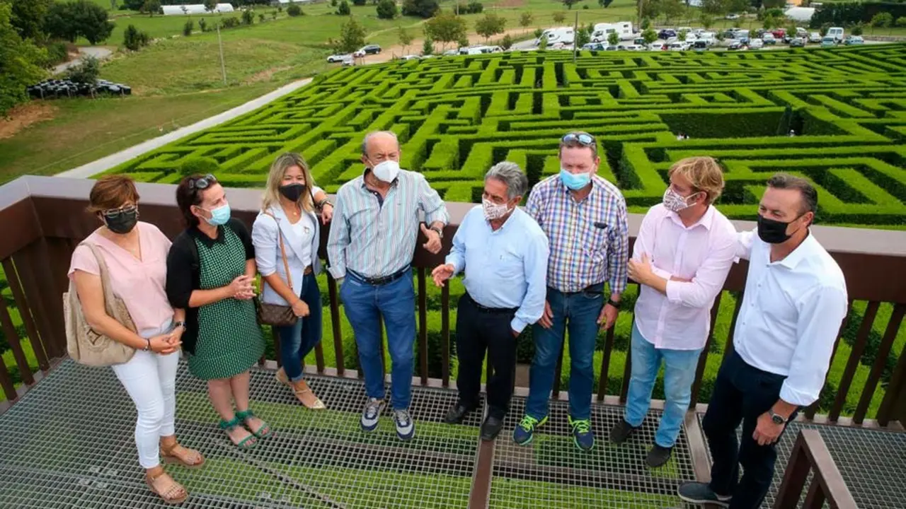 El presidente de Cantabria, Miguel &Aacute;ngel Revilla, visita el Laberinto de Villapresente junto a los consejeros de Industria y Desarrollo Rural, Javier L&oacute;pez Marcano y Guillermo Blanco, respectivamente, y el alcalde de Reoc&iacute;n, Pablo Diestro