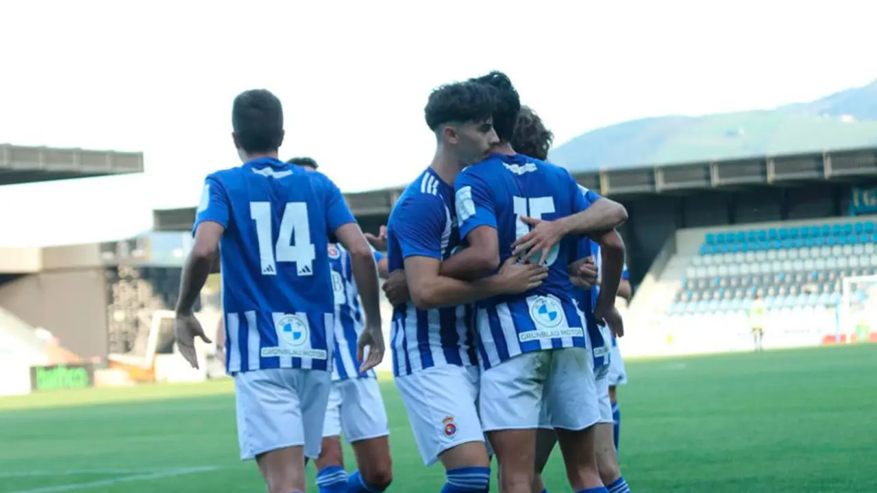 Los futbolistas blanquiazules se abrazan tras marcar uno de los dos tantos del partido frente al Cartes