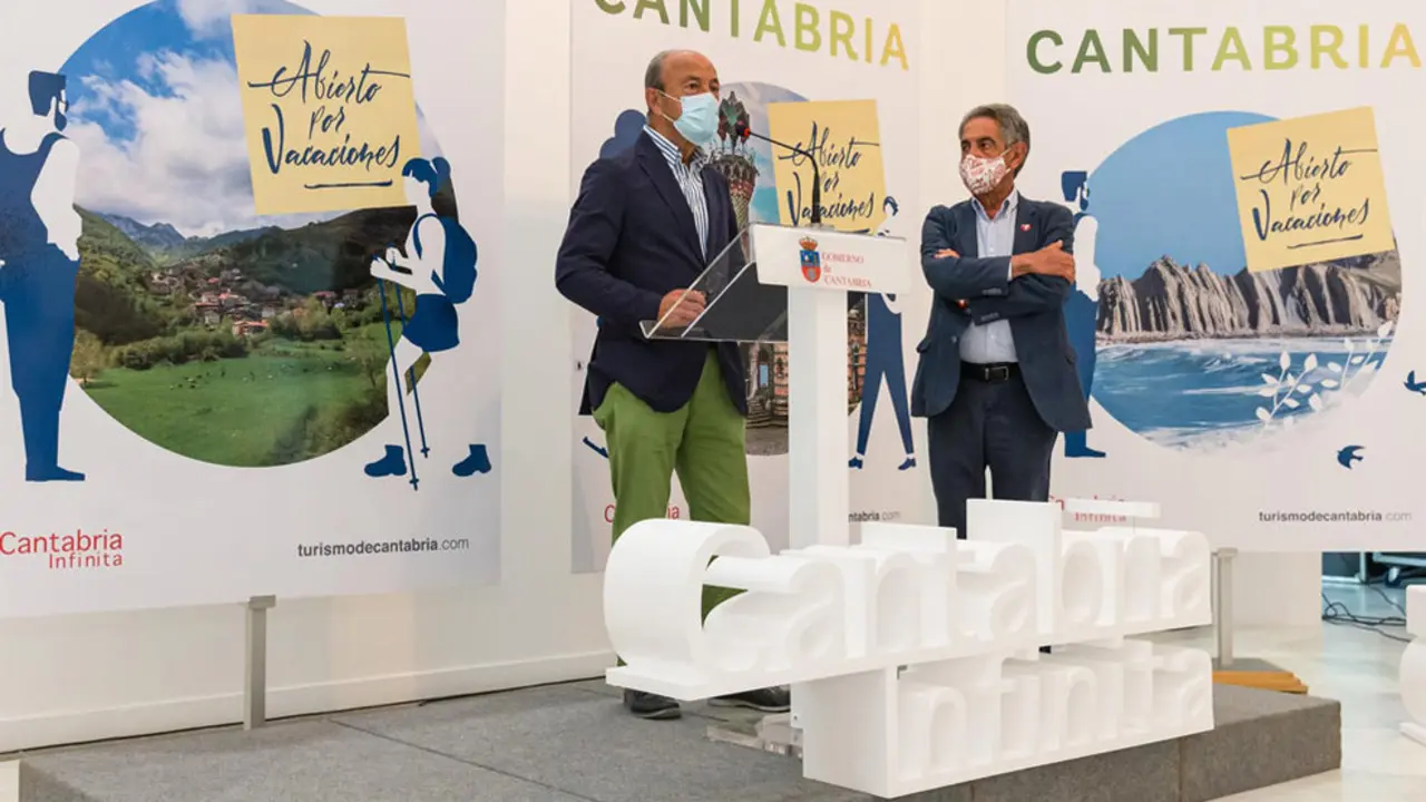 El presidente de Cantabria, Miguel &Aacute;ngel Revilla, y el consejero de Industria, Turismo, Innovaci&oacute;n, Transporte y Comercio, Javier L&oacute;pez Marcano, presentan, en rueda de prensa, la campa&ntilde;a de promoci&oacute;n tur&iacute;stica 'Cantabria, abierto por vacaciones'