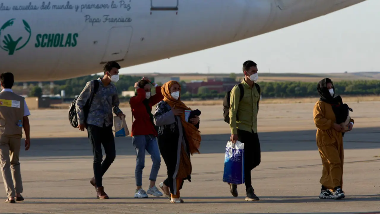 Afganos refugiados a su llegada a la Base Aérea de Torrejón de Ardoz (Madrid)