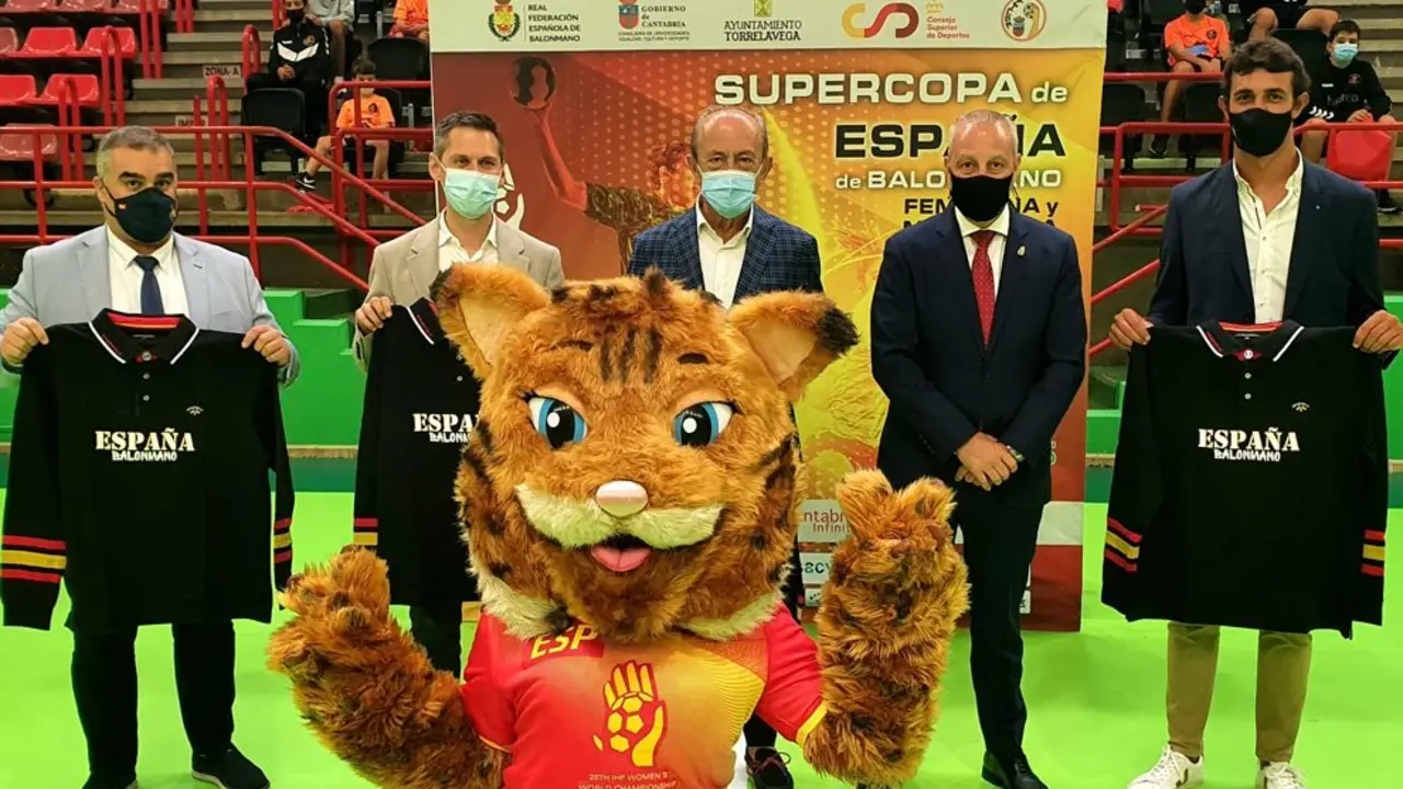  Presentación de la gala y las supercopas de balonmano en Torrelavega