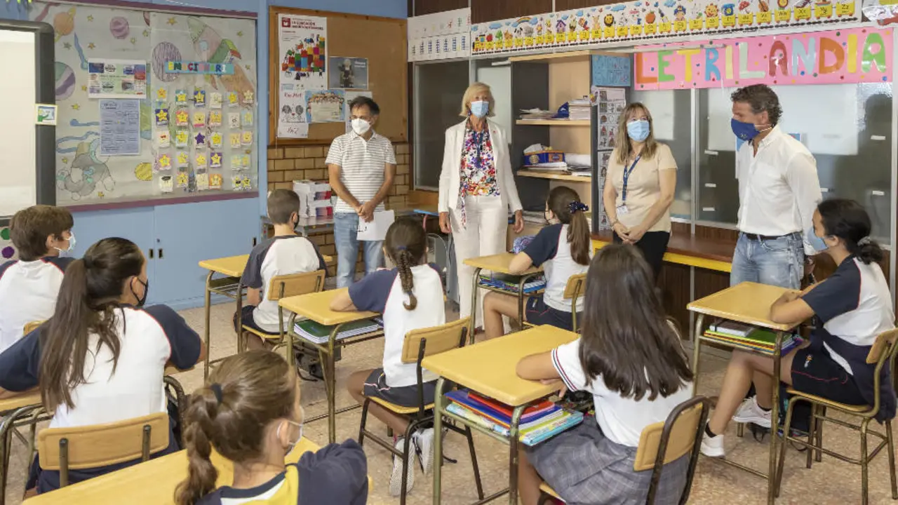 La consejera de Educación y Formación Profesional, Marina Lombó, inaugura el curso escolar en Secundaria