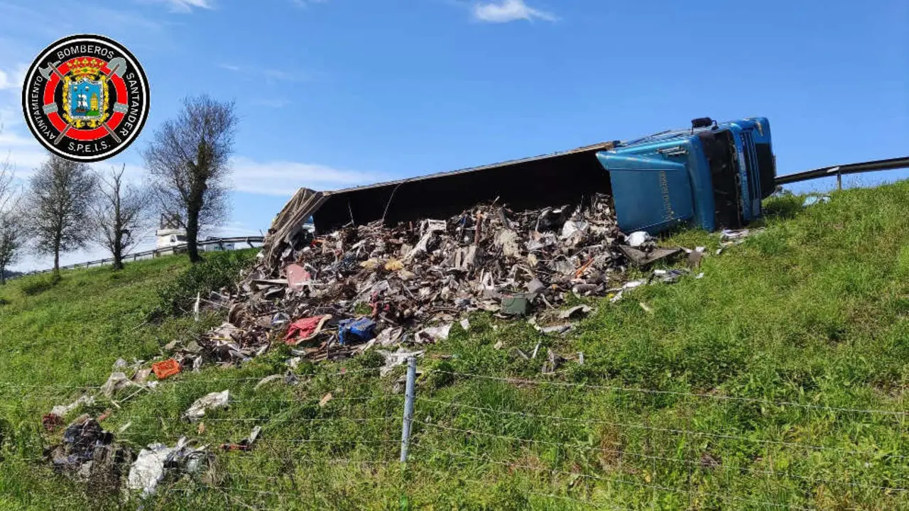 Camión accidentado en la autovía