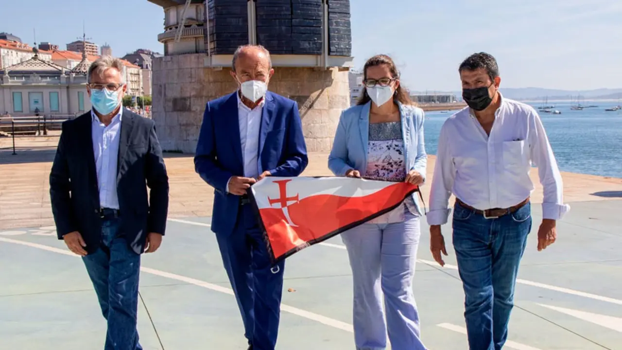 El consejero de Industria, Turismo, Innovación, Transporte y Comercio, Javier López Marcano, entrega a la asociación Navigatio la grímpola del proyecto 'Mar de Júbilo