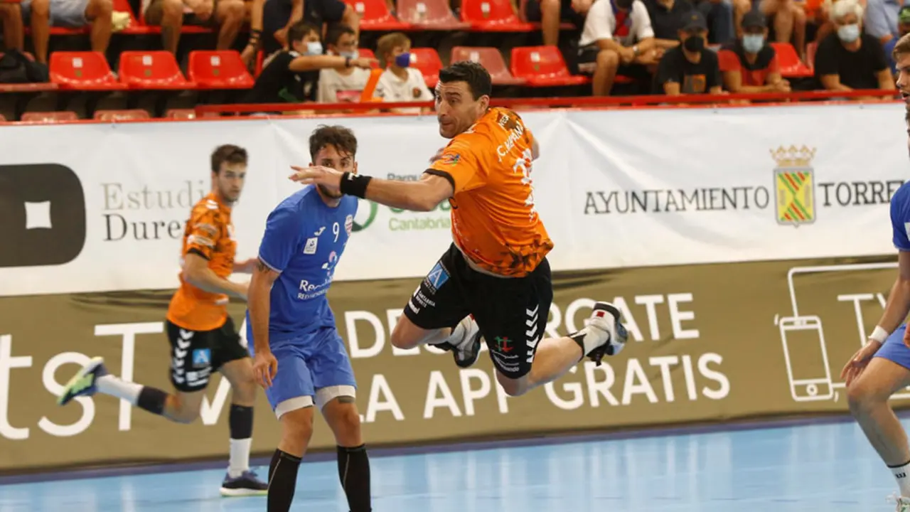 El conjunto torrelaveguense no consiguió cerrar el partido tras una gran primera mitad y pierde en su debut por 25 - 28