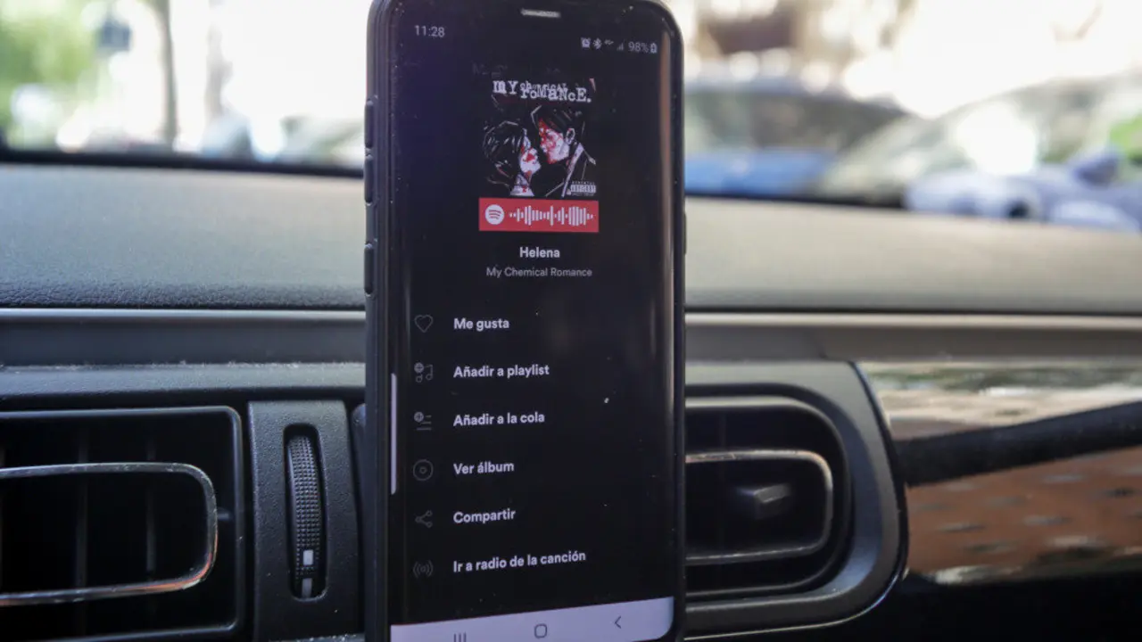 Un 'smartphone' con una aplicación de música abierta colocado en un coche