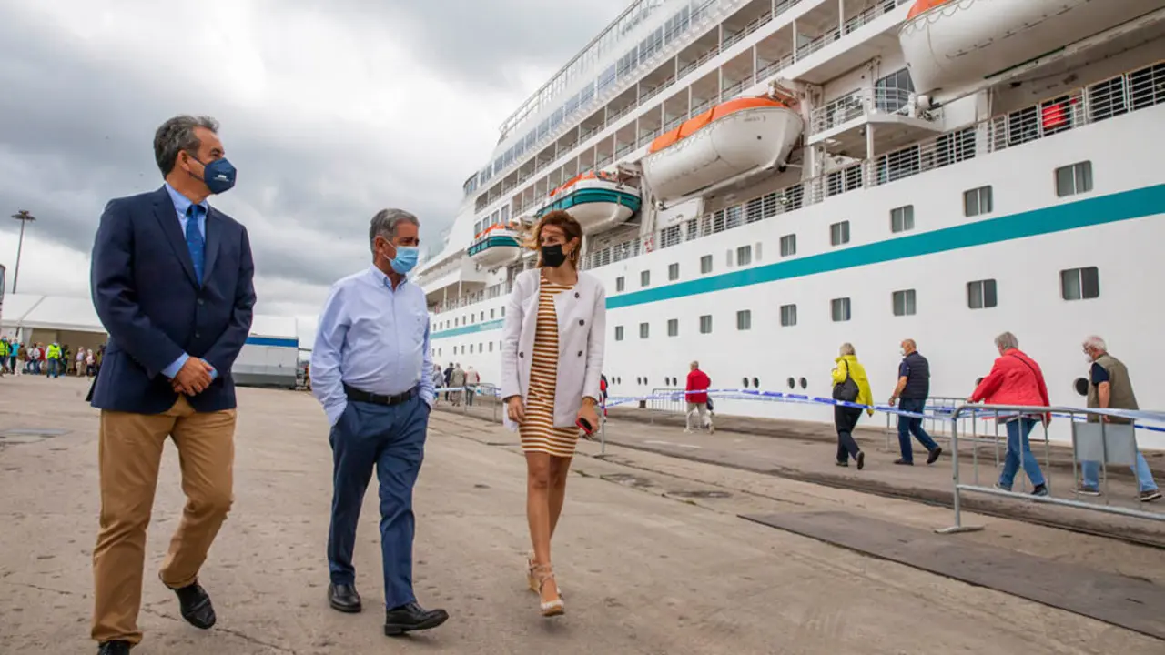 El presidente de Cantabria, Miguel Ángel Revilla (centro), el presidente del Puerto de Santander, Francisco Martín, y la directora de Turismo del Gobeirno, Marta Barca, dan la bienvenida al crucero 'Amera'