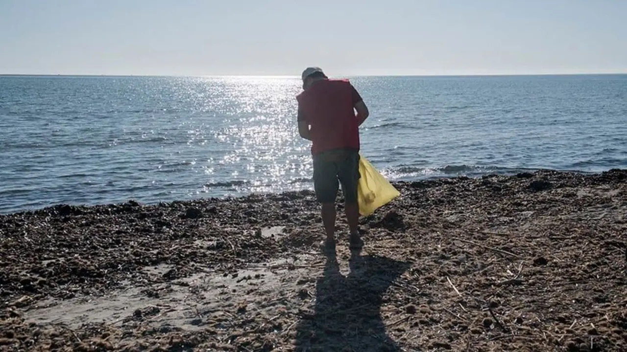 Campaña de Proyeto Libera para la recogida de basuraleza en una imagen de archivo