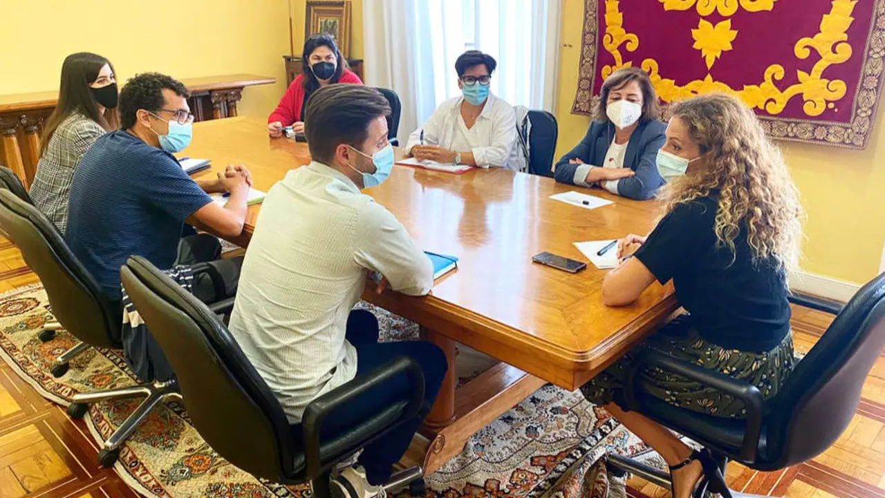 Reunión de la delegada del Gobierno con representantes de Cruz Roja, Movimiento por la Paz y Nueva Vida, que atienden a los refugiados afganos