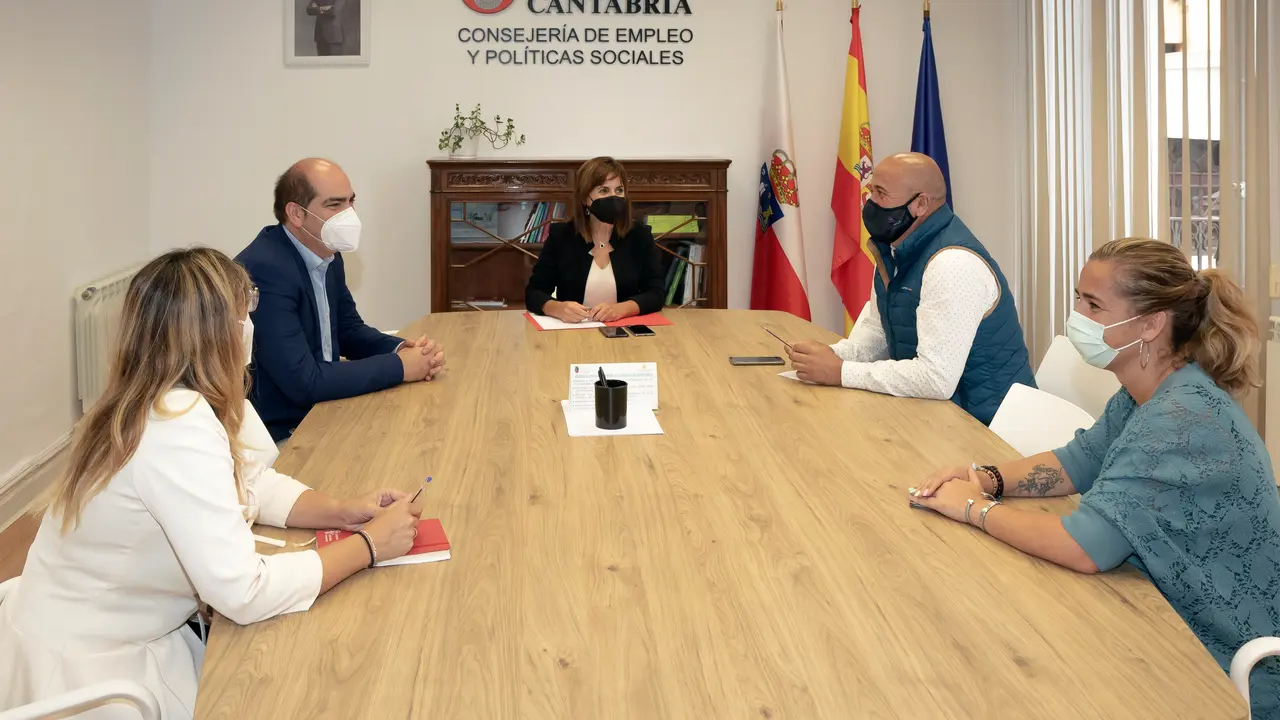 La Consejera De Empleo Y Pol&iacute;ticas Sociales, Ana Bel&eacute;n &Aacute;lvarez, Se Re&uacute;ne Con El Alcalde De Cartes, Agust&iacute;n Molleda