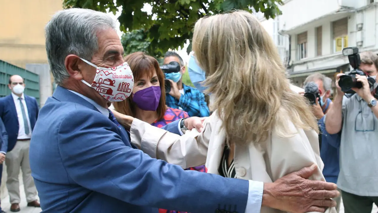 El presidente de Cantabria, Miguel Ángel Revilla, se reúne con la vicepresidenta segunda y ministra de Trabajo y Economía Social, Yolanda Díaz