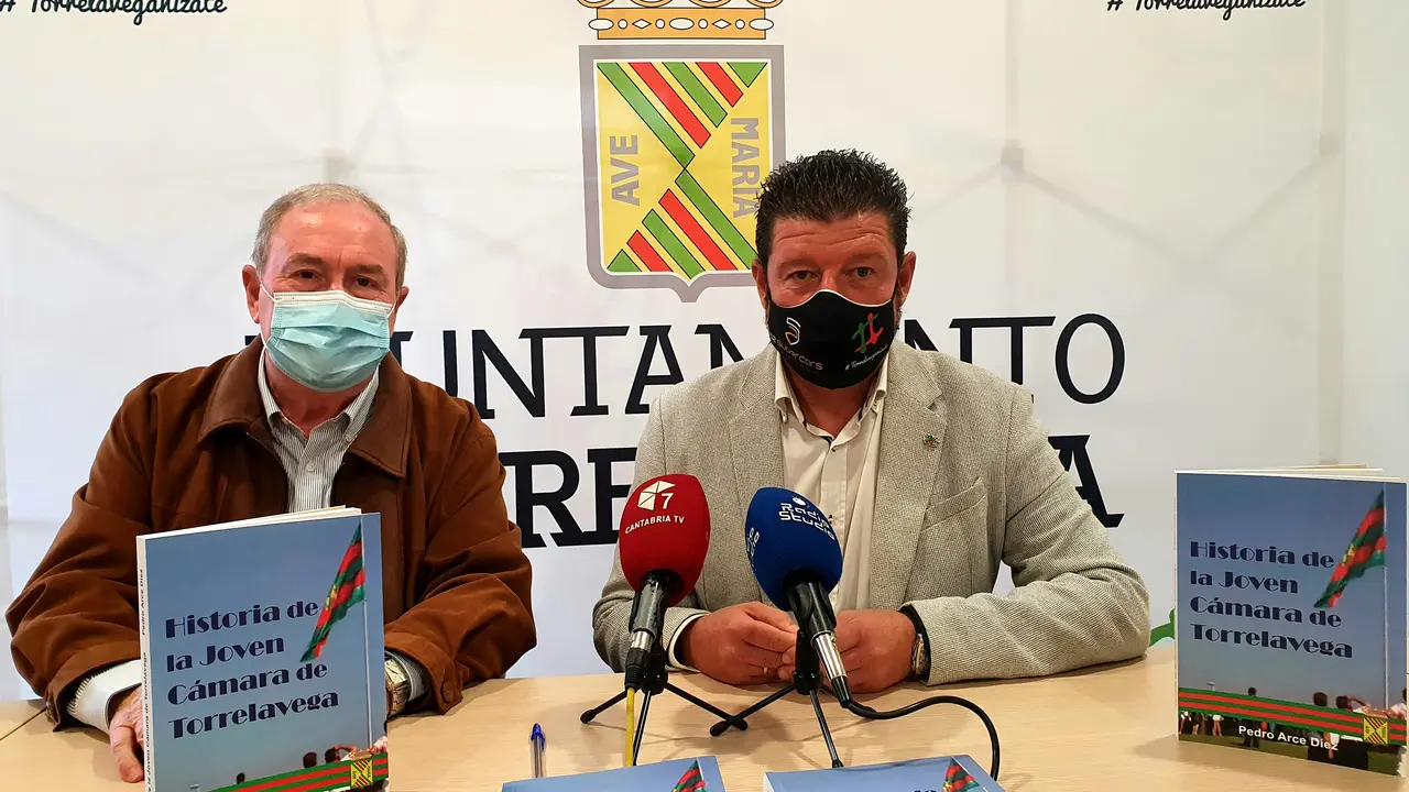 El concejal de Dinamizaci&oacute;n de Torrelavega, Jes&uacute;s S&aacute;nchez, presenta en rueda de prensa el libro 'Historia de la Joven C&aacute;mara de Torrelavega' junto a su autor, Pedro Arce