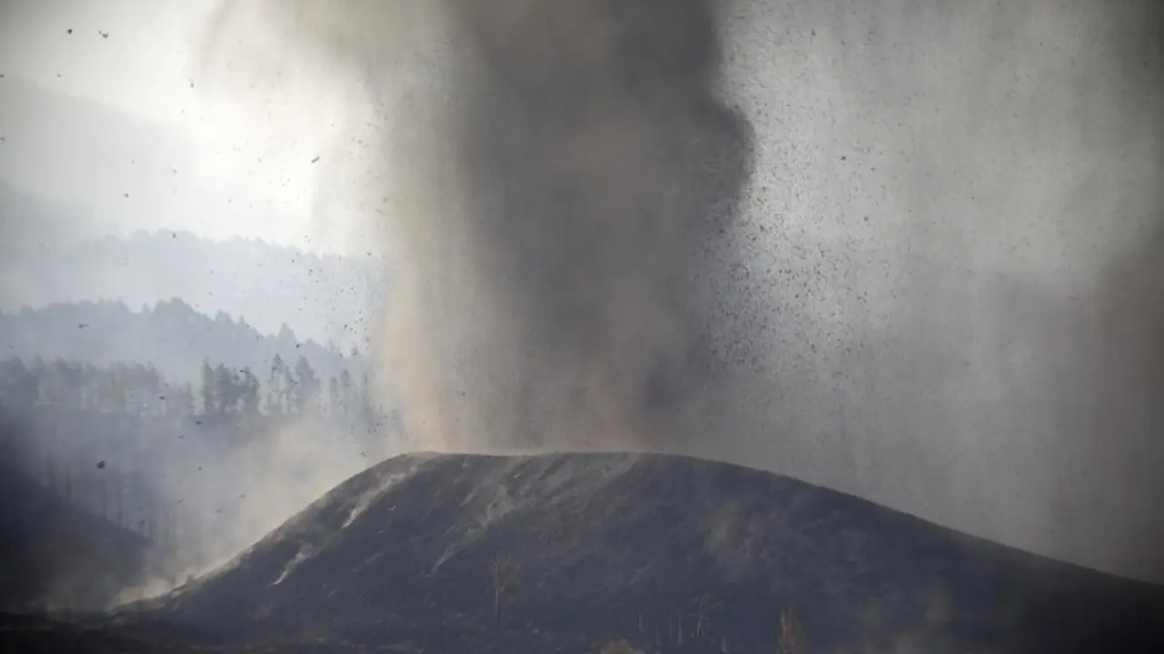 La nube de ceniza y dióxido de azufre que expulsa el volcán de La Palma