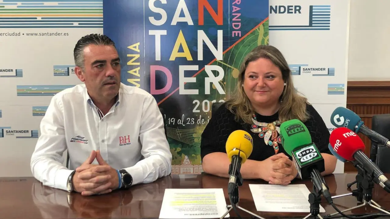 El coordinador de eventos del Ayuntamiento de Santander, Javier Gallego, junto a la concejala de Dinamización Social, Lorena Gutiérrez