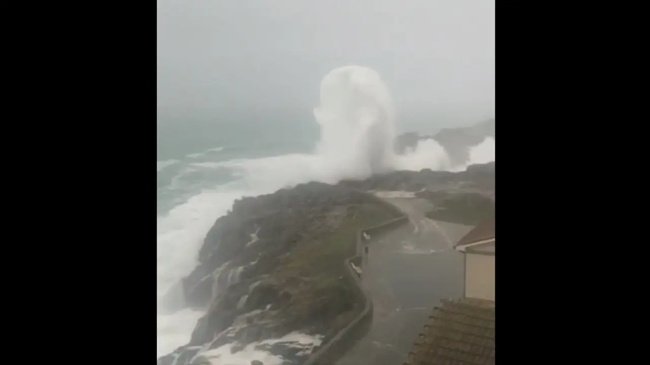 El temporal en Castro Urdiales ha llevado el agua hasta las casas cercanas a la costa