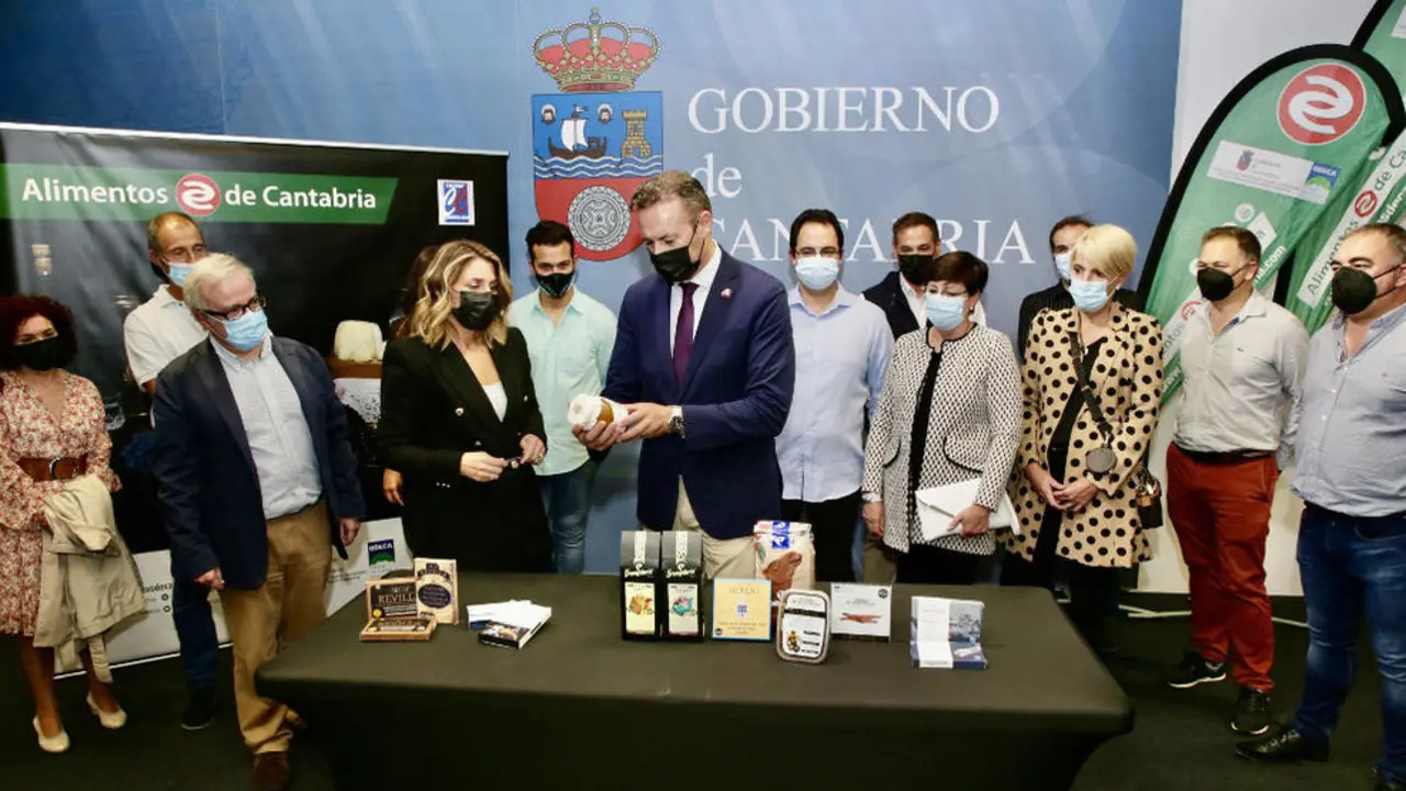 El consejero Guillermo Blanco, con los productores premiados en los 'Great Taste Awards'
