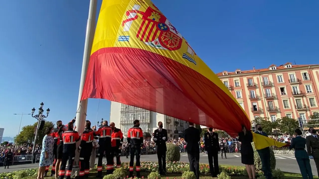 Izado de la bandera española en Puertochico