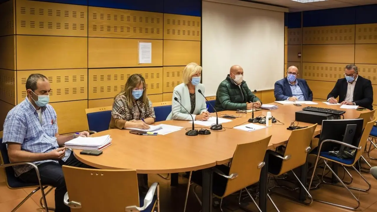 La consejera de Educación y Formación Profesional, Marina Lombó, preside la reunión de la Junta de Personal