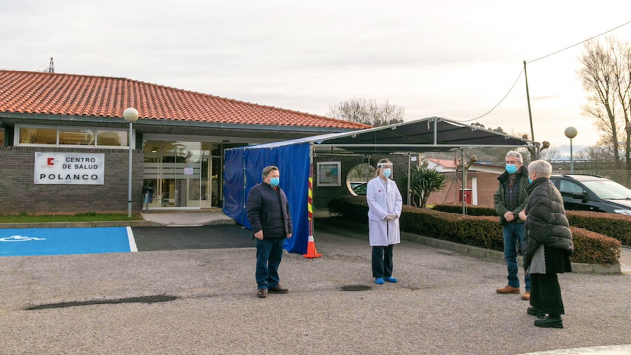 La alcaldesa de Polanco, Rosa Díaz, y concejales en una reciente visita al centro de salud para entrevistarse con su coordinadora