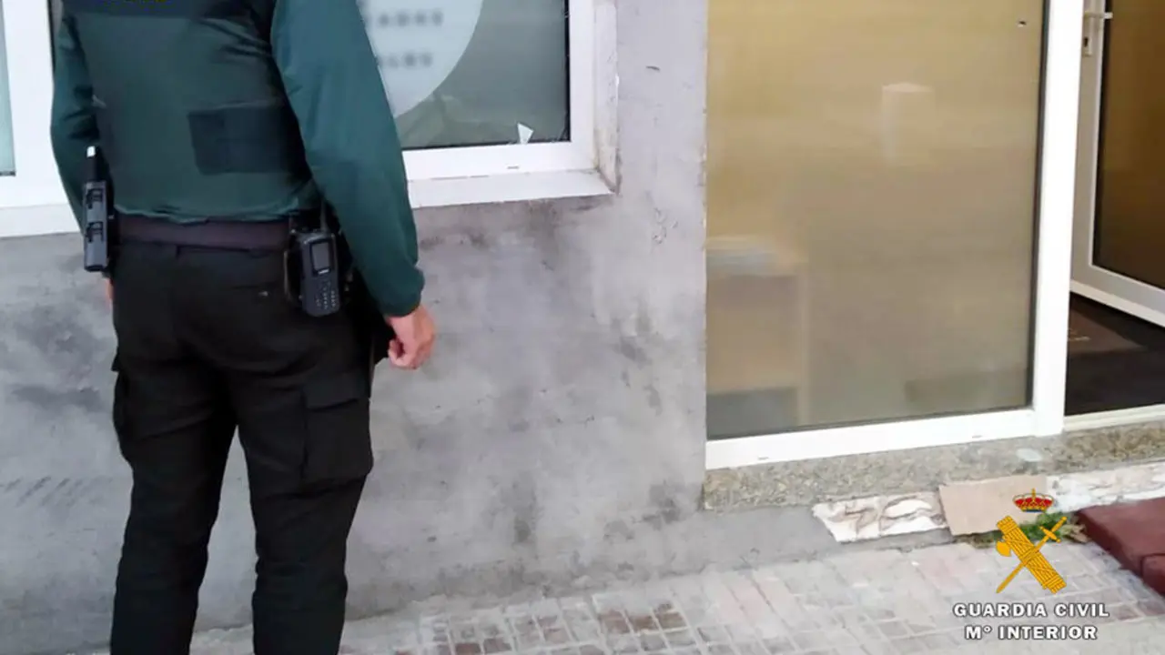 Un agente inspecciona el lugar de uno de los robos en Castro Urdiales