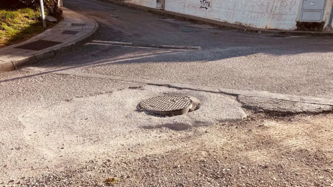 Alcantarilla en la urbanización Cerro de la Sara, en Boo de Piélagos | Foto- edc