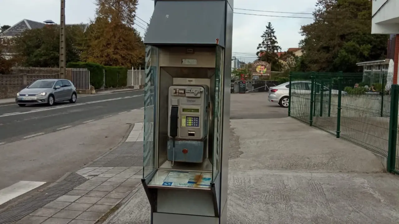 Cabina telefónica en Bezana