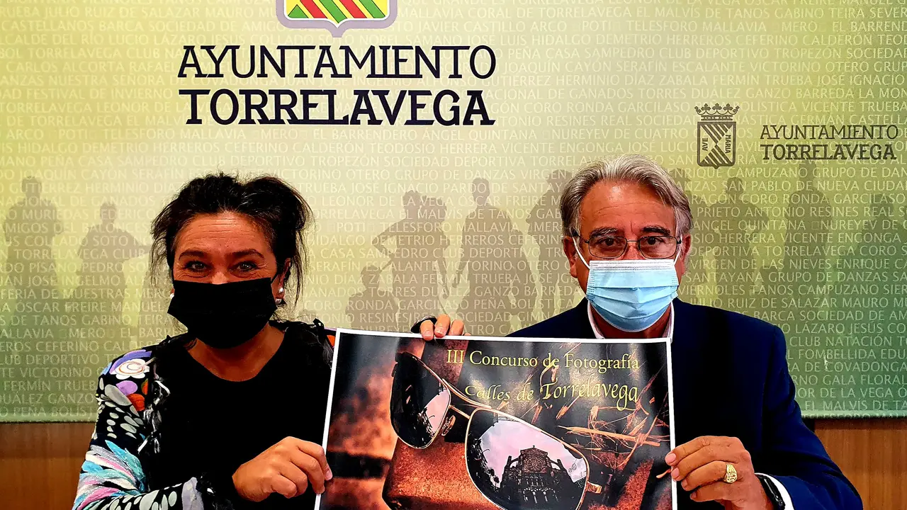 Esther V&eacute;lez y Jos&eacute; &Aacute;ngel Fern&aacute;ndez presentan el concuso de fotograf&iacute;a 'Calles de Torrelavega'