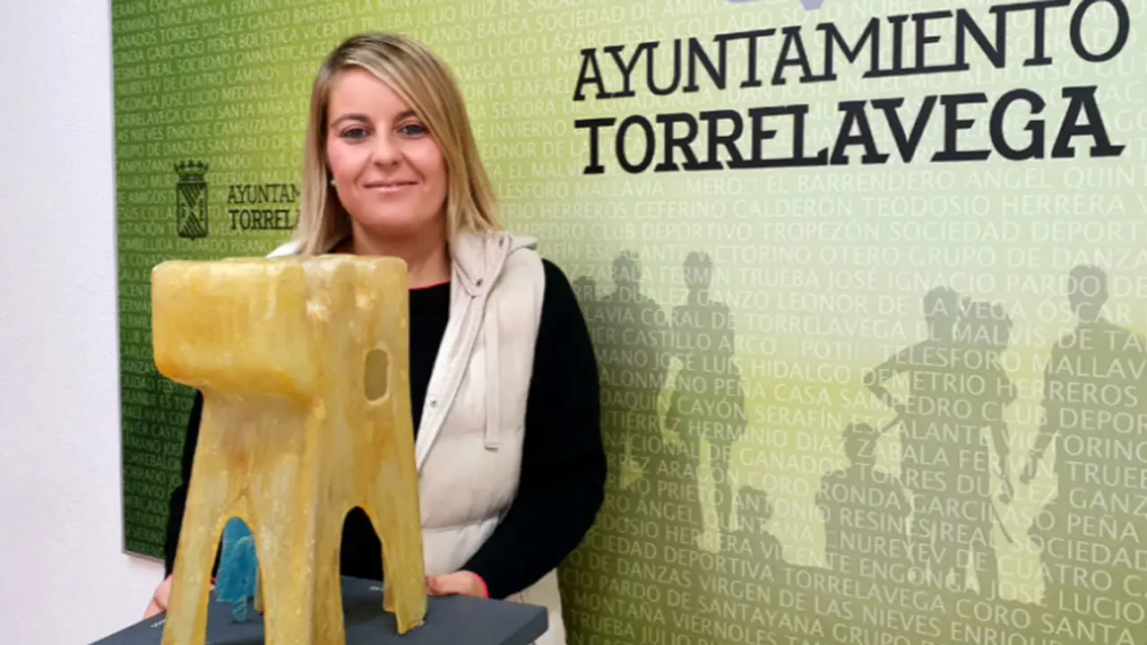 La concejala de Turismo, Cristina García Viñas, con la maqueta de la escultura de la Torre de la Vega
