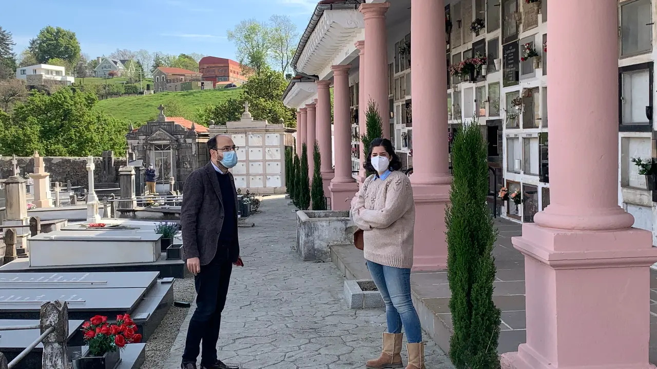 Urraca en el cementerio de Geloria