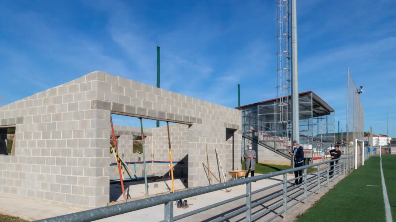 La alcaldesa de Polanco, Rosa Díaz, y el concejal de Deportes, Avelino Rodríguez, visitan las obras de construcción del módulo que albergará el bar cafetería