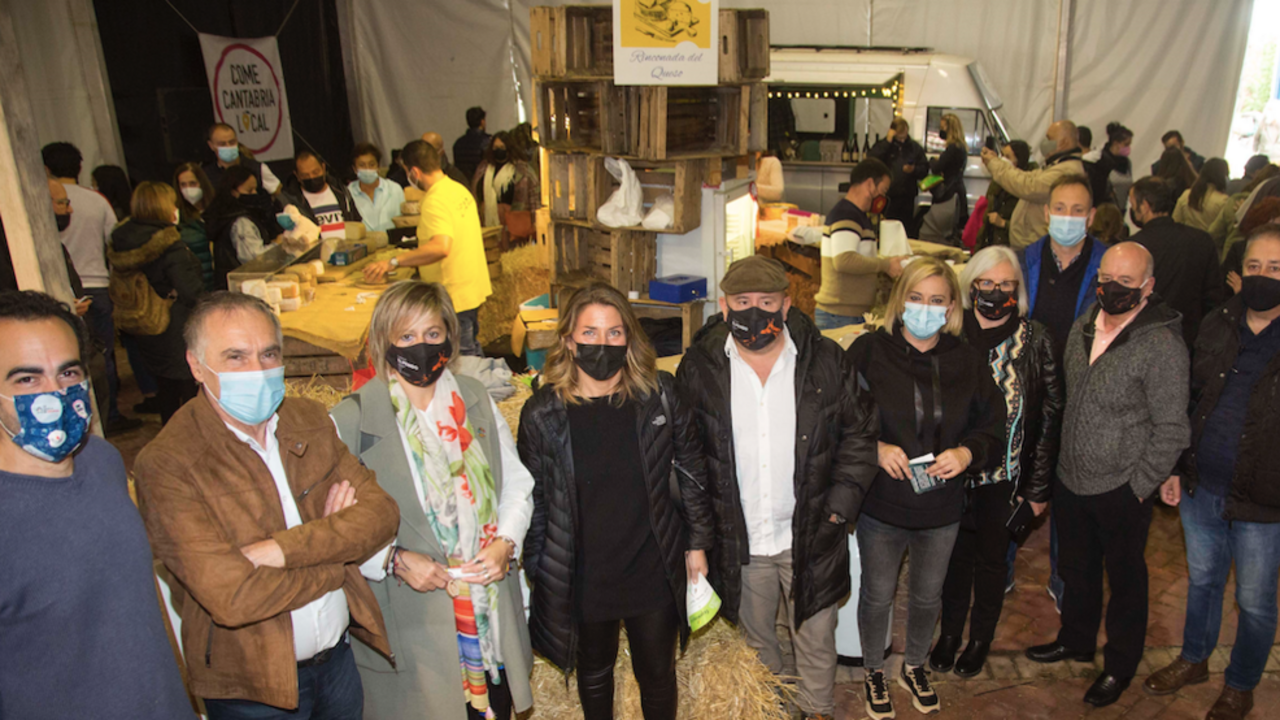 Autoridades visitan el 'Mercado de Granjeros'