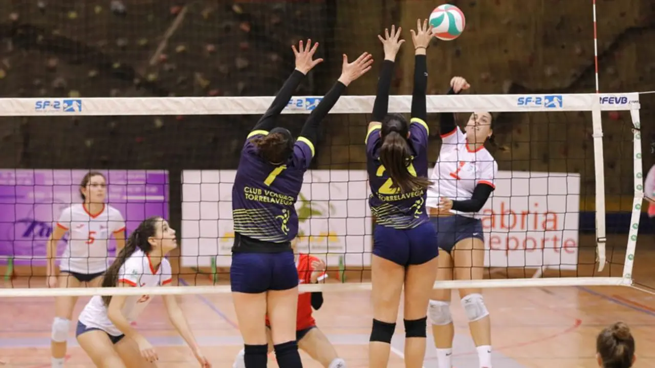 Un instante del encuentro del CV Torrelavega