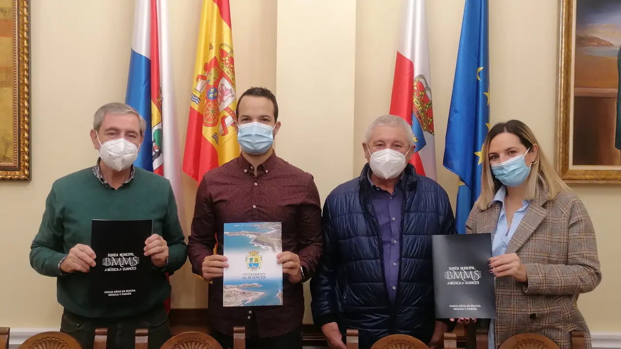 Representantes del Ayuntamiento y de la Banda Municipal de Suances
