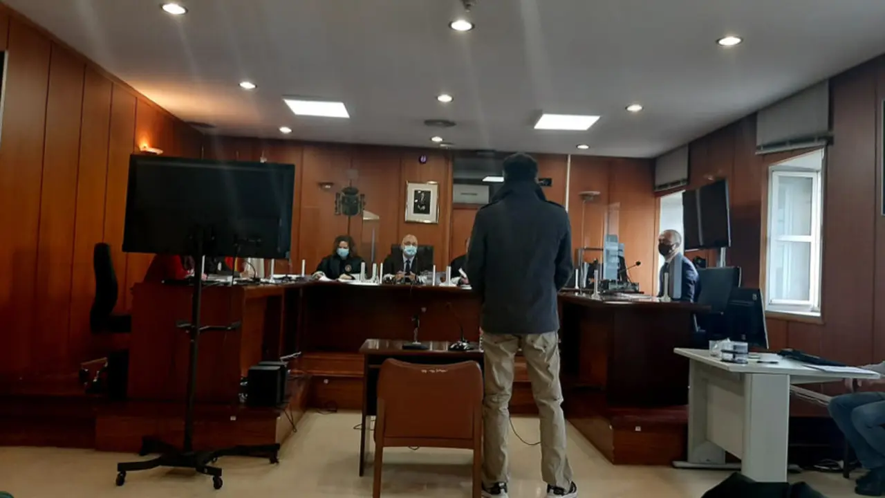 El hombre condenado por grabar en la ducha a la hija de su pareja, en el juicio contra él en la Sección Tercera de la Audiencia de Cantabria
