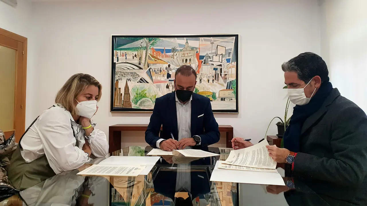 El alcalde, Javier L&oacute;pez Estrada; la concejala de Comercio, Cristina Garc&iacute;a Vi&ntilde;as; y el presidente de la C&aacute;mara de Comercio de Torrelavega, Carlos Augusto Carrasco, firman la colaboraci&oacute;n entre Ayuntamiento y entidad cameral