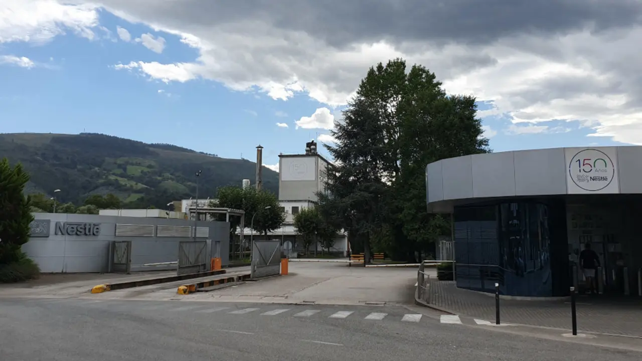 Entrada de la fábrica de Nestlé en La Penilla
