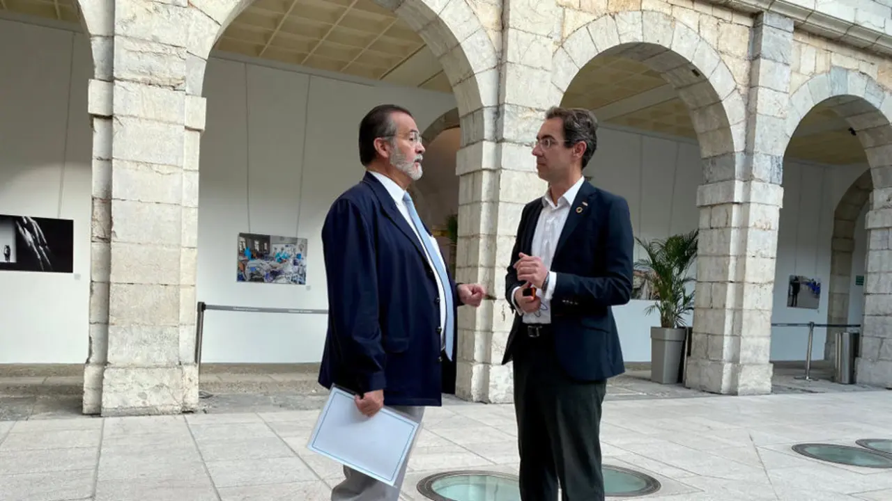 El escritor y columnista, Jesús Laínz, junto al diputado de Vox Cantabria, Armando Blanco, en el Parlamento de Cantabria | Foto- Grupo Parlamentario de Vox Cantabria