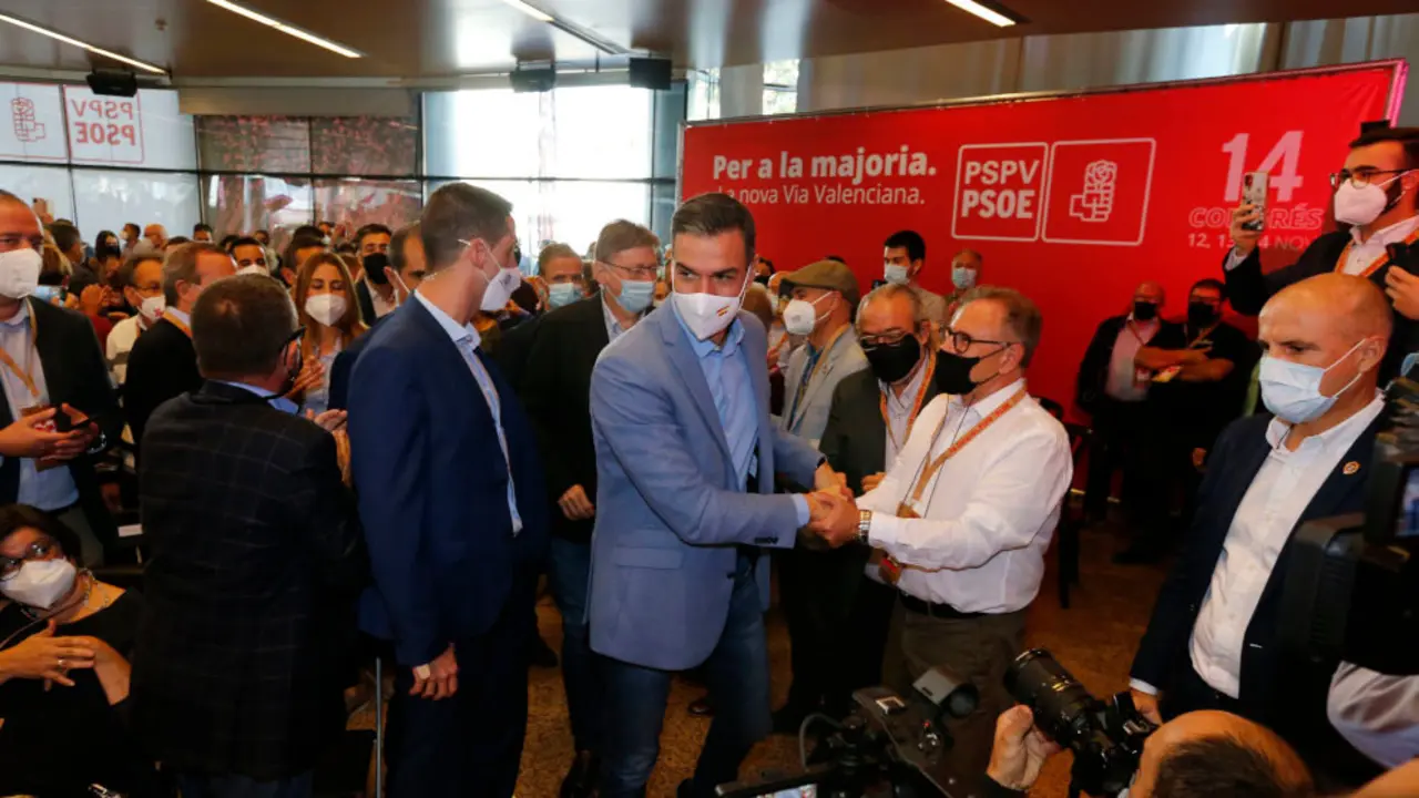 El presidente de la Generalitat valenciana y secretario general del PSV, Ximo Puig (i) y el secretario general del PSOE y presidente del Gobierno, Pedro Sánchez, a su llegada a la clausura del XIV Congreso del PSV-PSOE