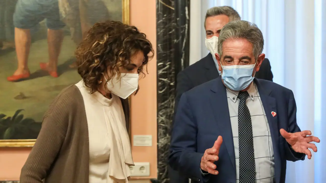 La ministra de Hacienda y Función Pública, María Jesús Montero y el presidente del Gobierno de Cantabria, Miguel Ángel Revilla
