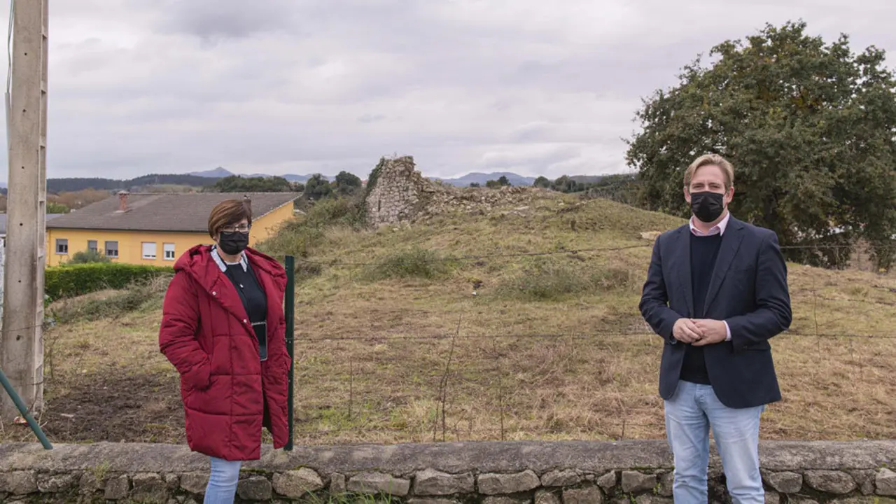 El alcalde, Pablo Diestro, y la pedánea de Villapresente y concejala de Obras, Margari Martínez, en la finca donde se conservan los restos del torreón