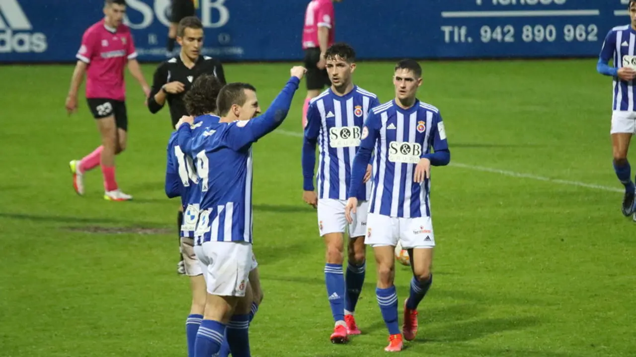 Jugadores de la Gimnástica celebran uno de los tantos ante el Colindres