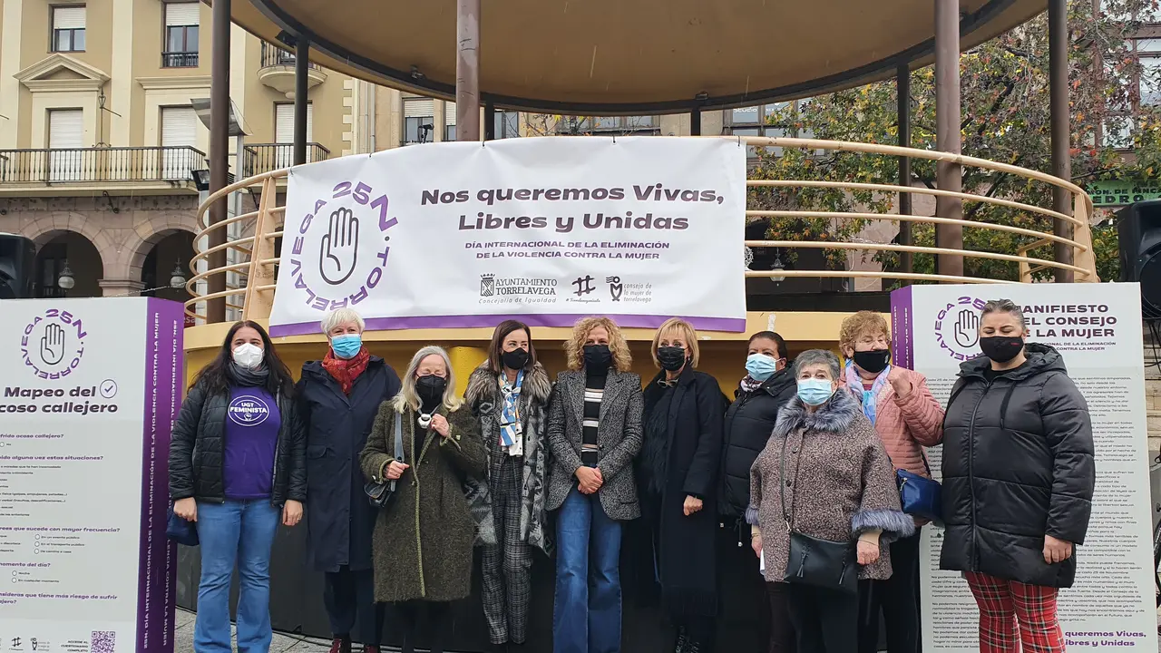Lectura del manifiesto del Consejo de la Mujer de Torrelavega por el 25N