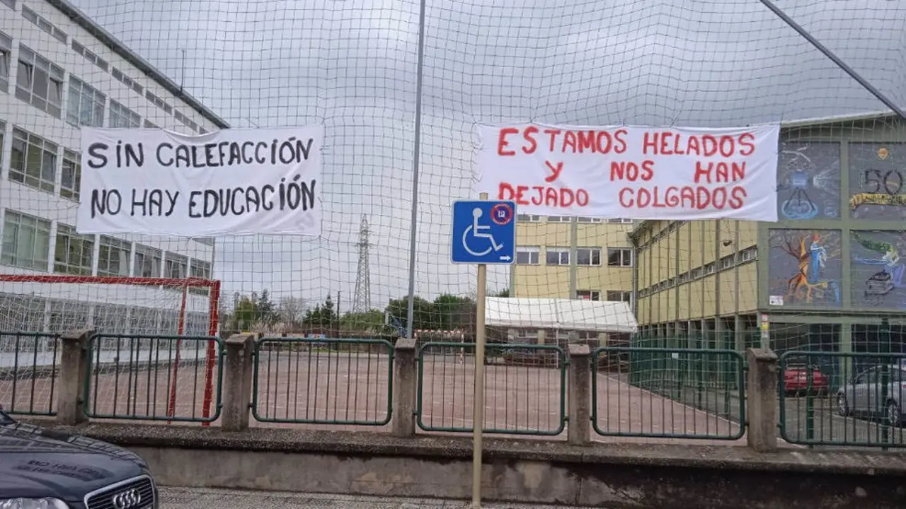 Pancartas de protesta en el IES Besaya de Torrelavega