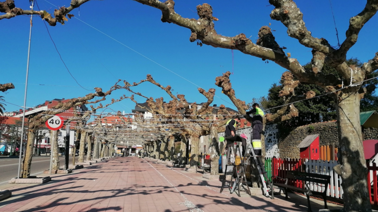 Instalación de las luces de Navidad en el municipio