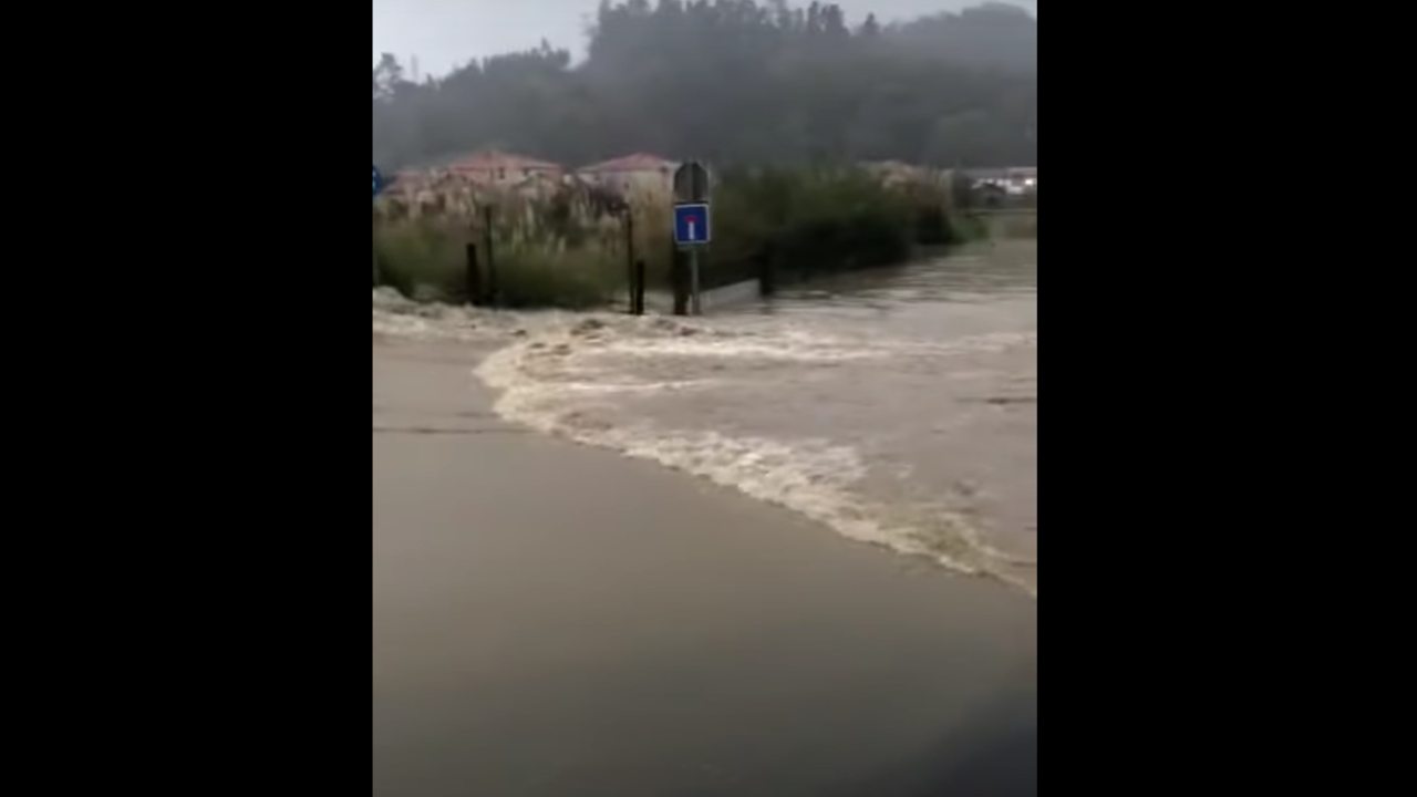 El r&iacute;o As&oacute;n se desborda a su paso por Ampuero