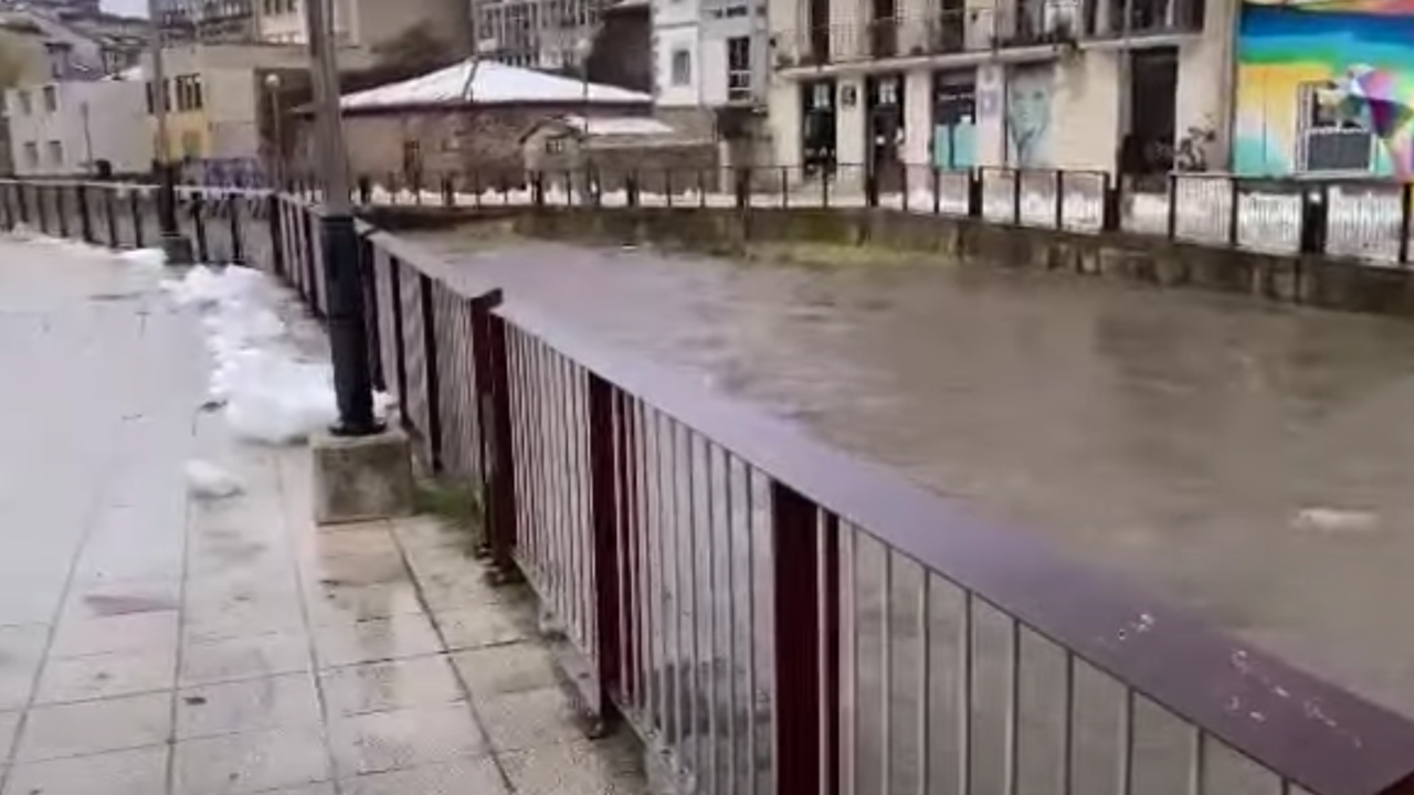 Reinosa se encuentra en riesgo por el desbordamiento del cauce del r&iacute;o a ra&iacute;z de las lluvias del fin de semana.